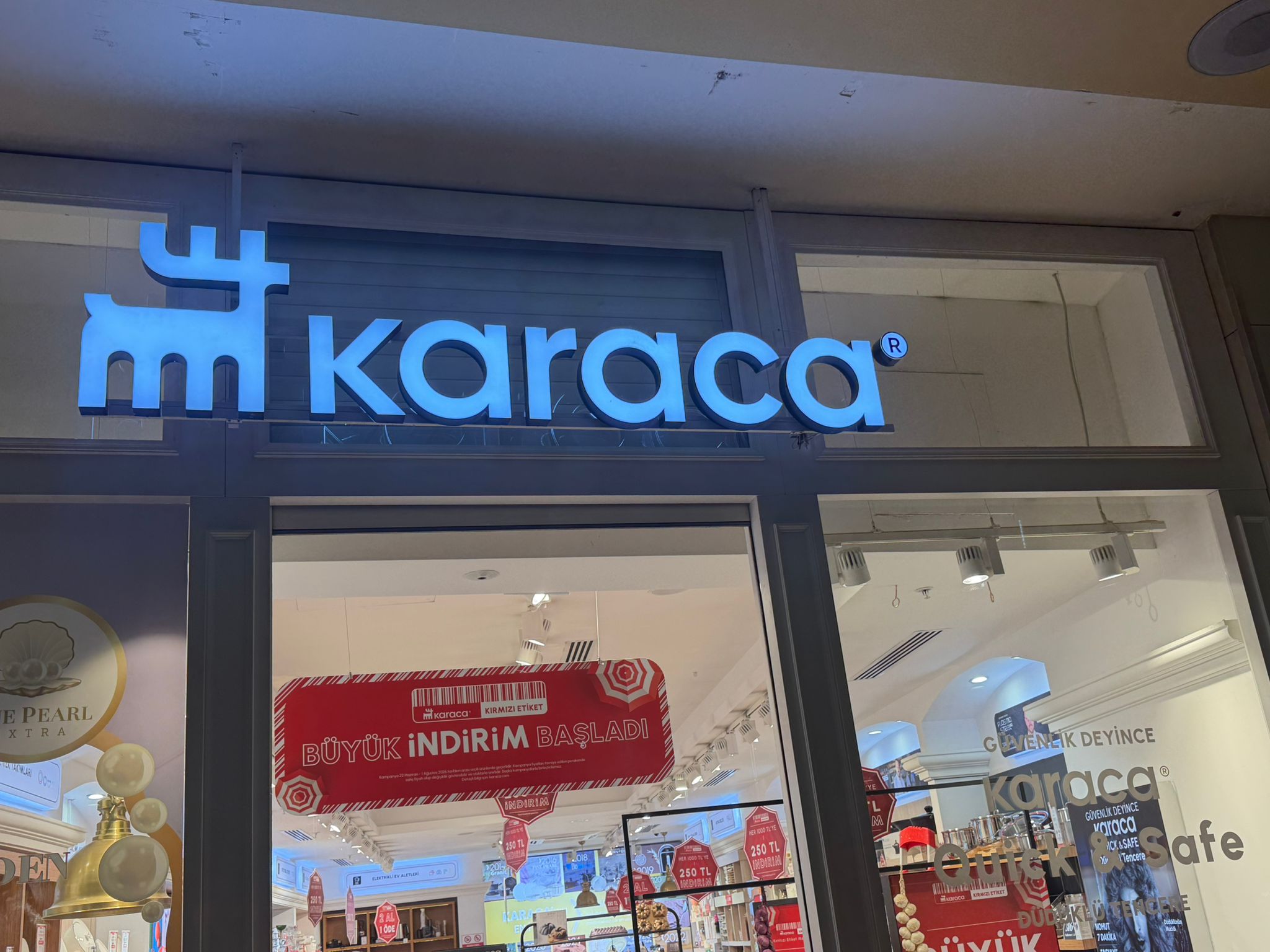 Karaca mağaza tabelası